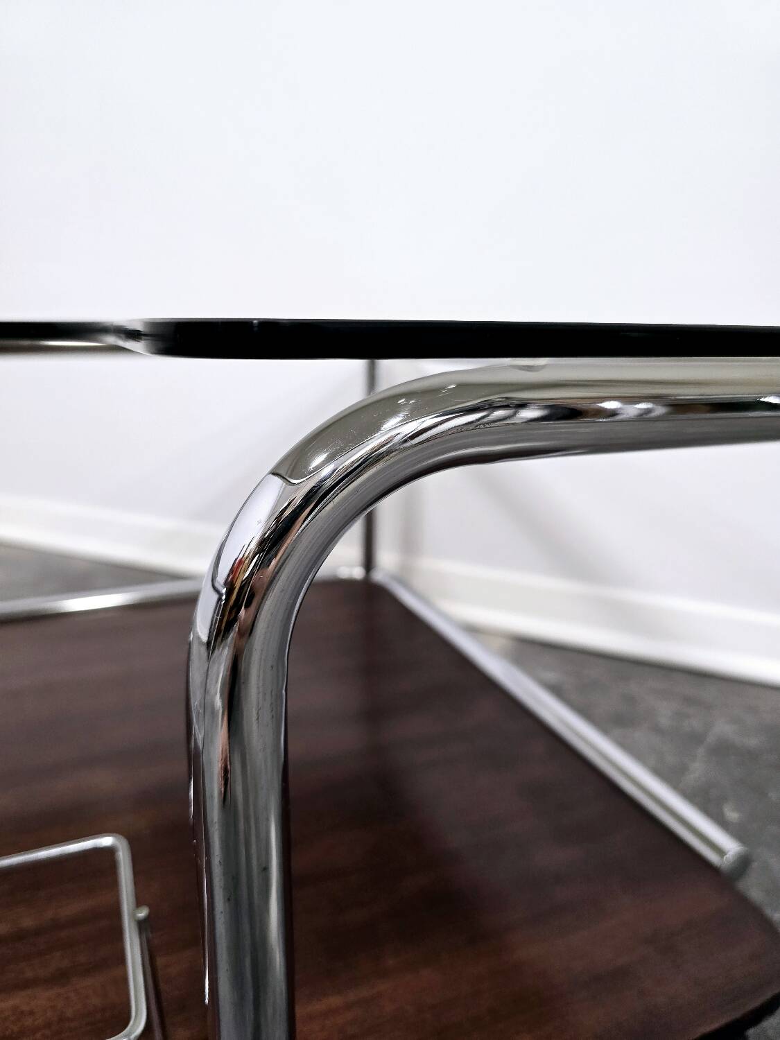 Table basse bauhaus en noyer des années 1970