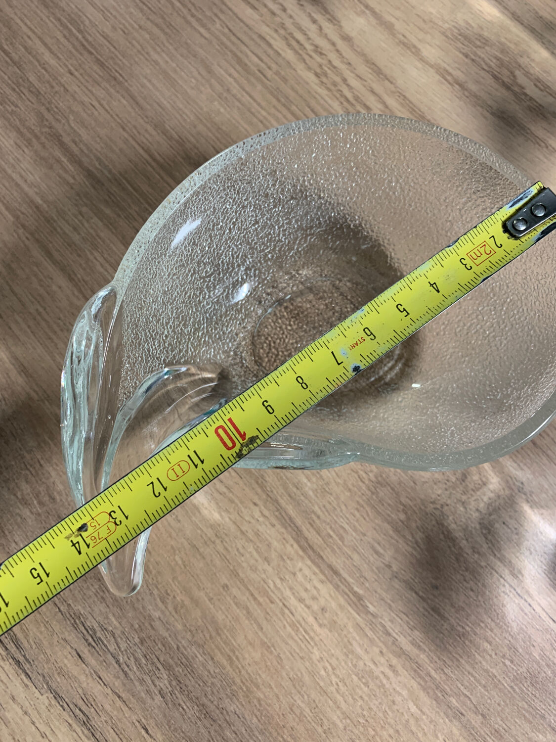 Glass avocado service with avocado decor 7 pieces 1 with an interior crack not perceptible to the touch 1 with an interior crack not perceptible to the touch