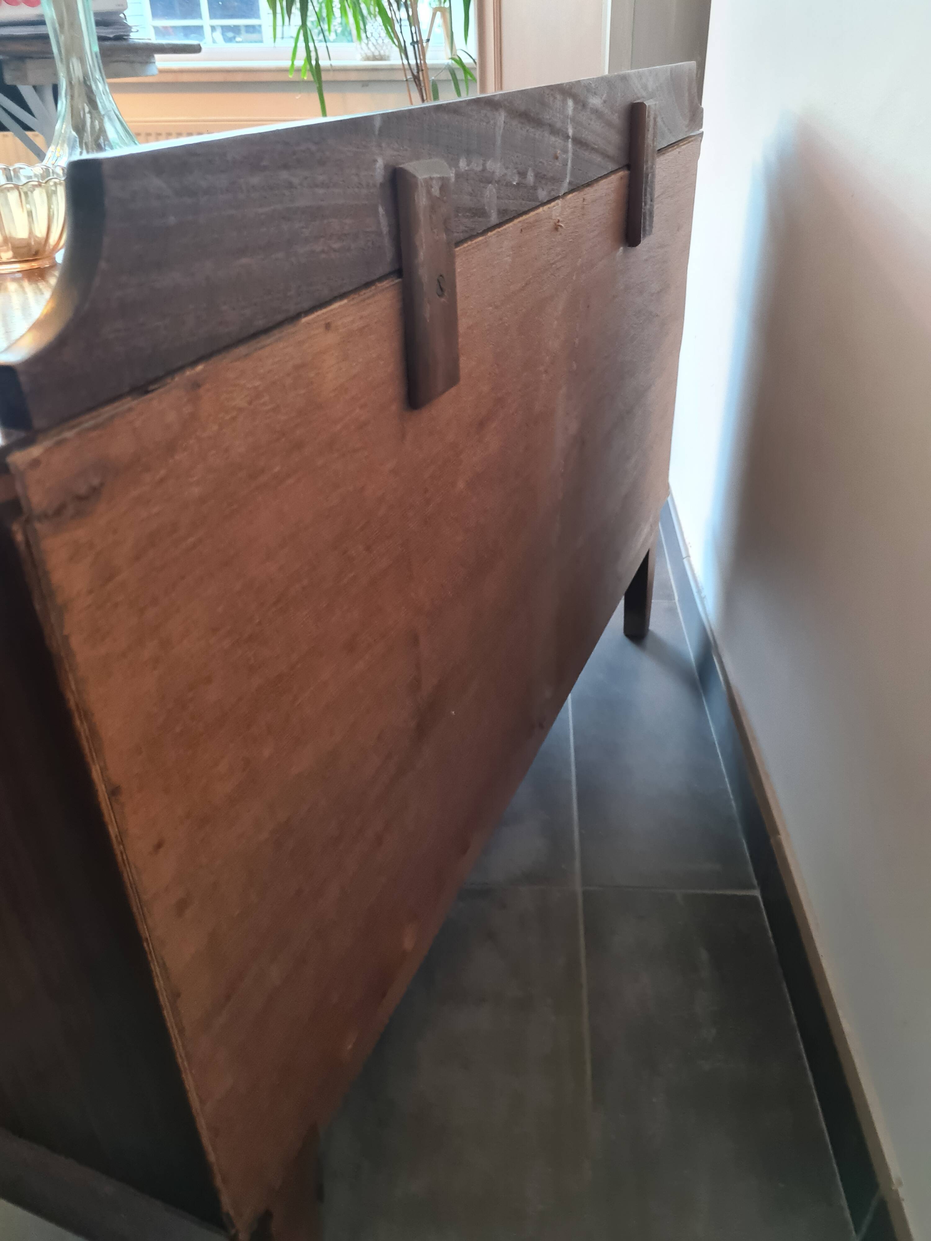 Enfilade en bois foncé et finitions laiton pieds compas