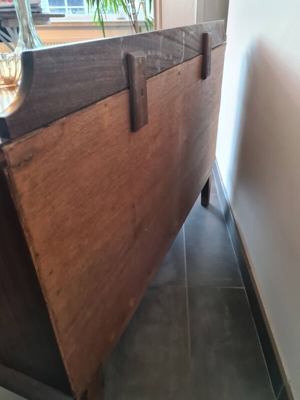 Enfilade en bois foncé et finitions laiton pieds compas