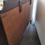Enfilade en bois foncé et finitions laiton pieds compas