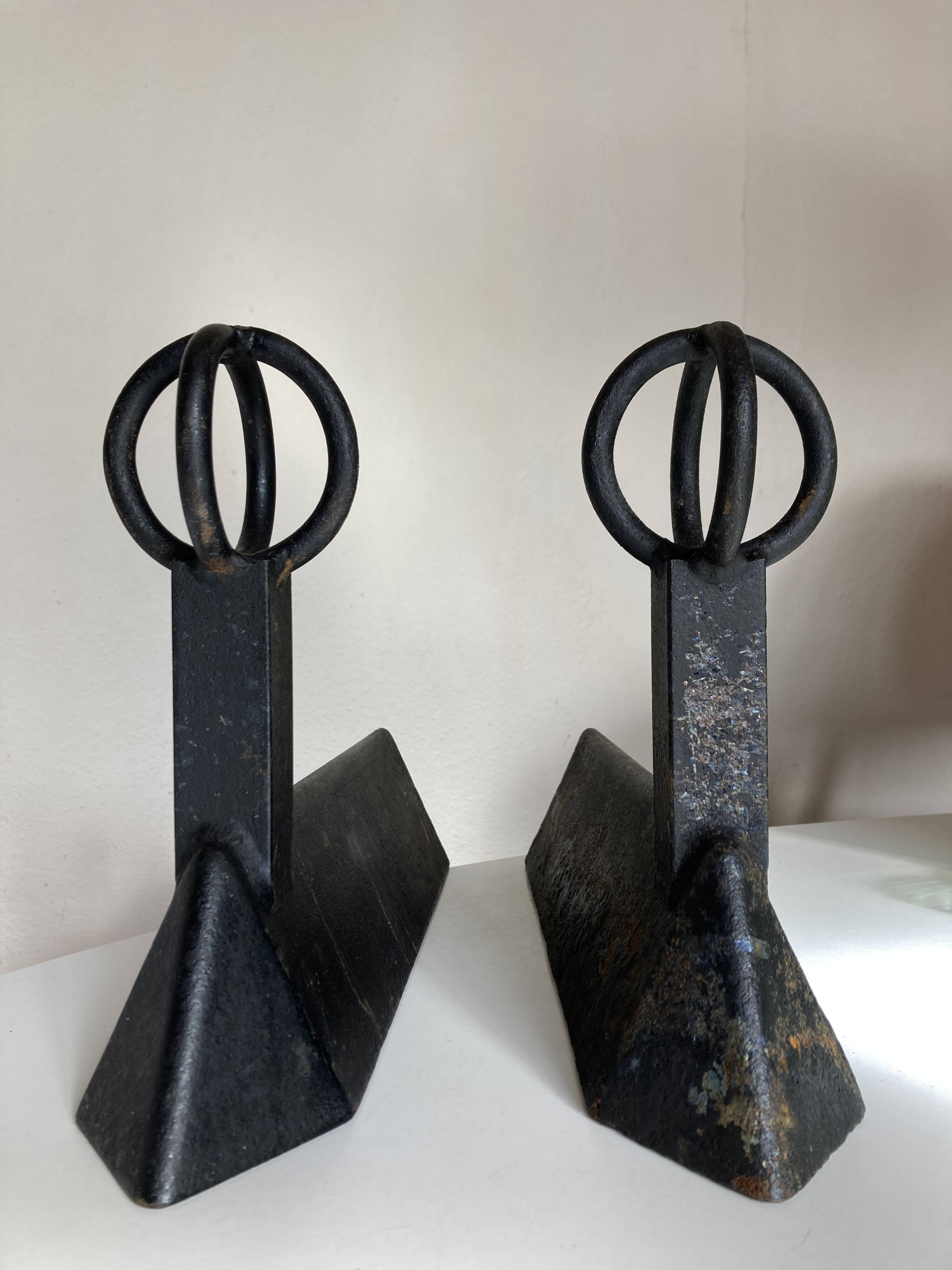 Paire de chenets modernistes mid century en fonte
