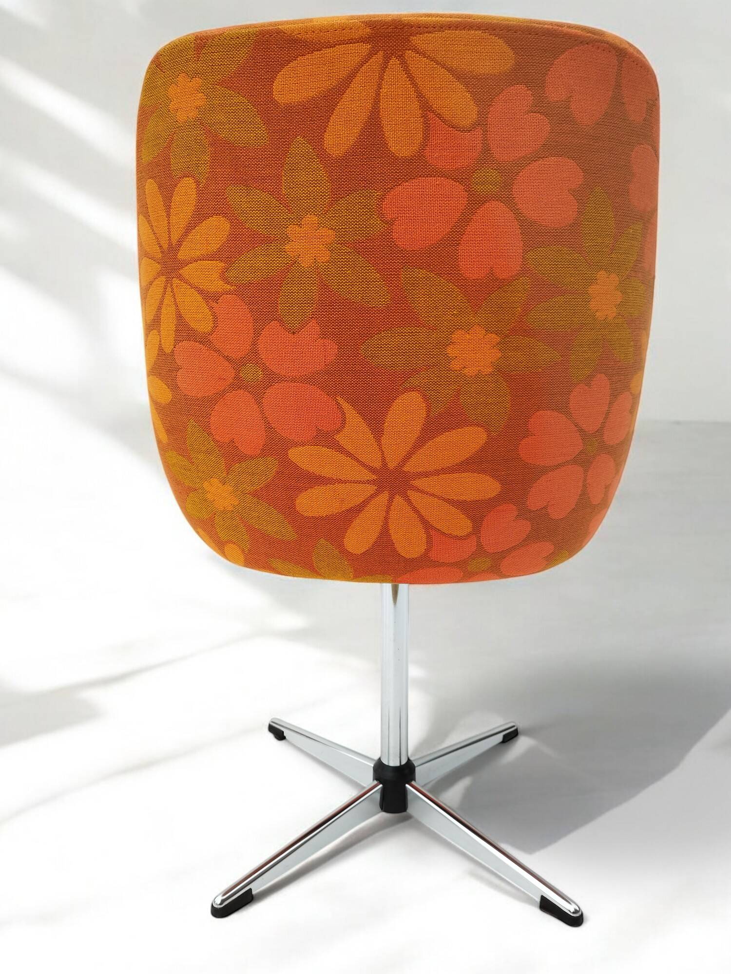 Suite de 4 fauteuils pivotants seventies