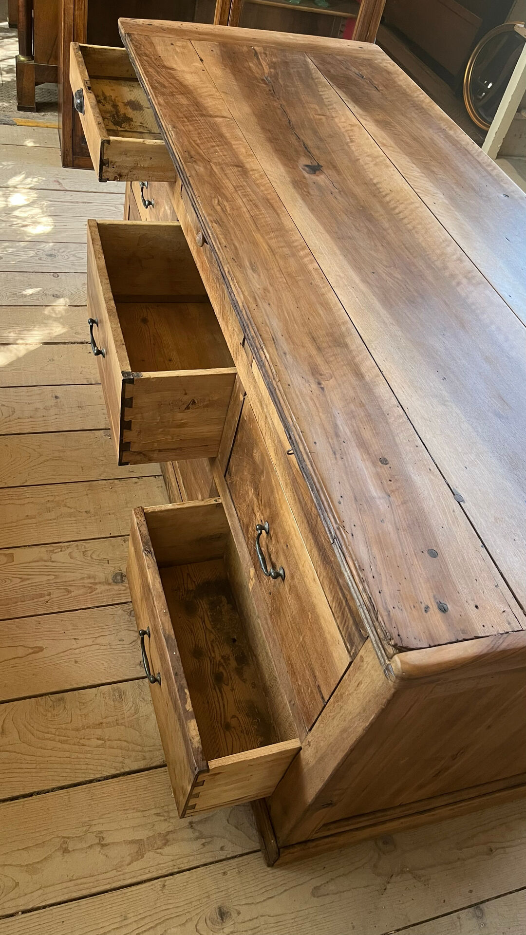 Workshop cabinet with drawers