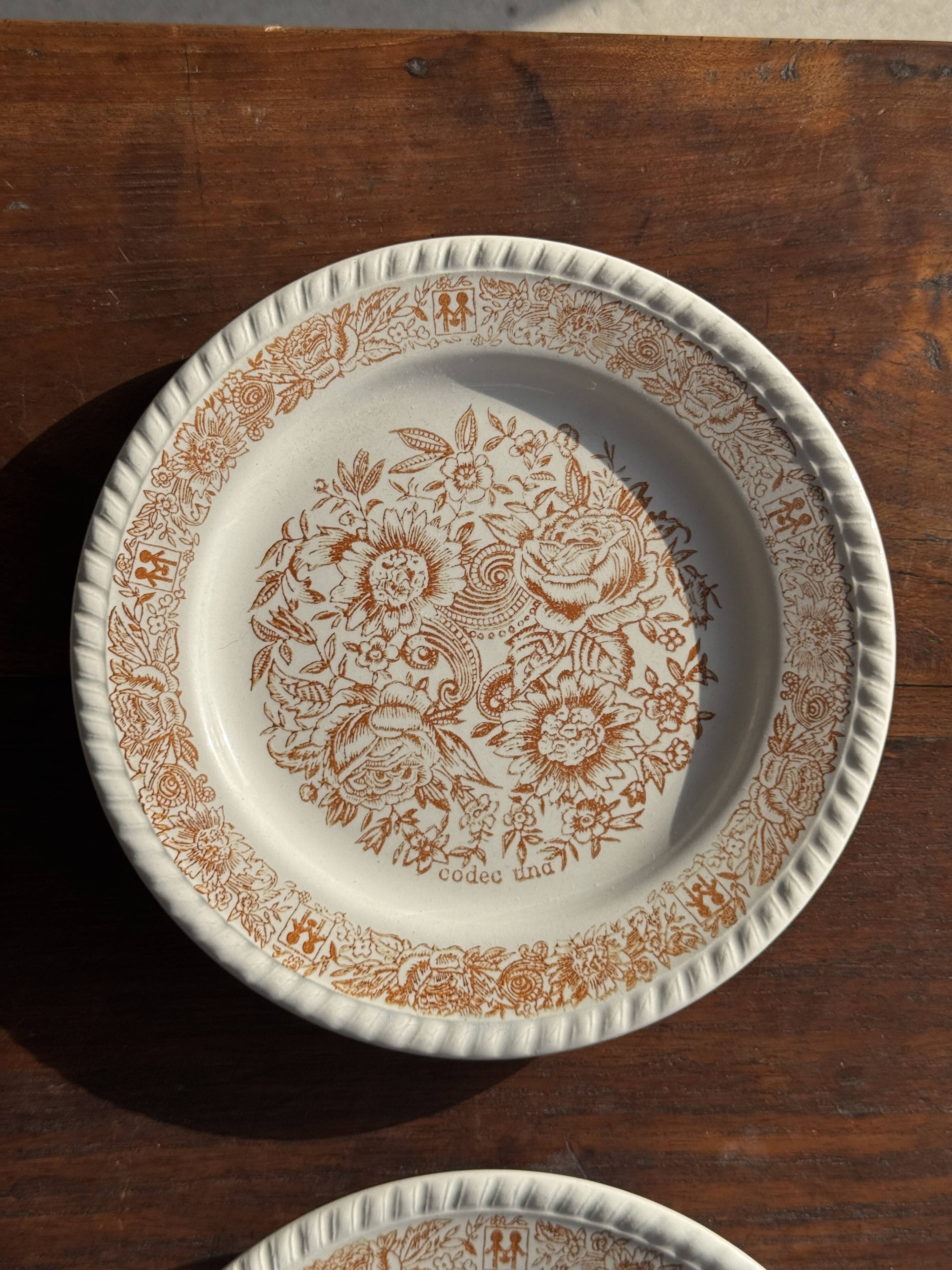 Set of 4 small dessert plates with a vintage stylised flower pattern.