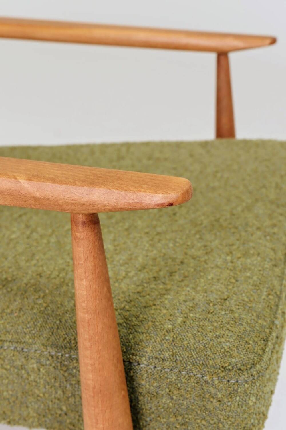 Fauteuil en tissu bouclé vert olive, 1960