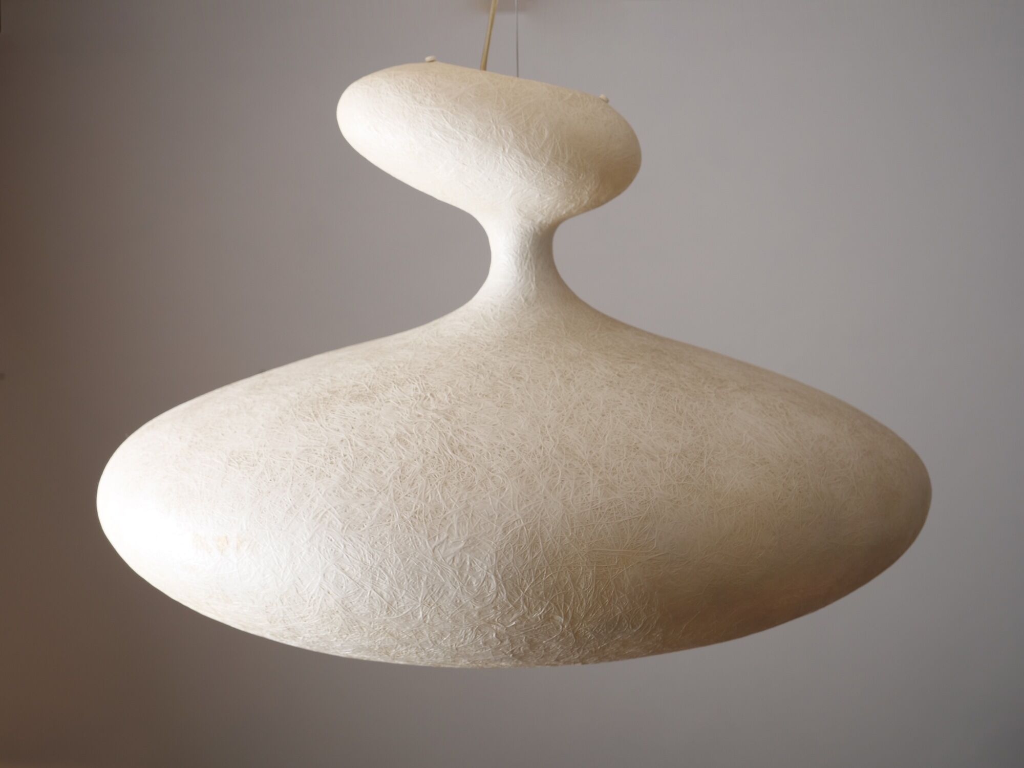 Organically shaped suspension made of ecological fibers