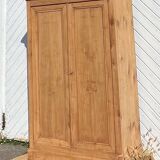 Grande armoire ancienne rénovée en bois massif brut