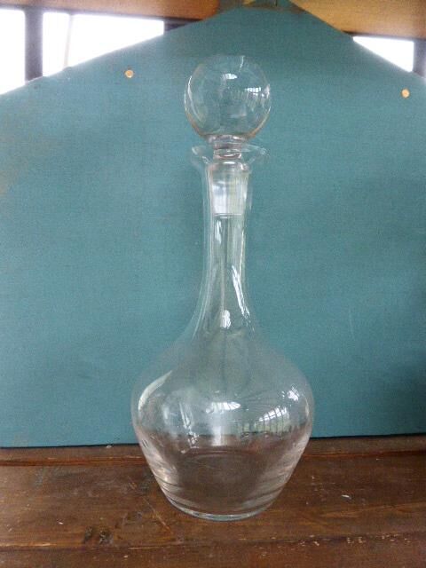 Decanter in clear glass with a very beautiful Cap vintage glass ball
