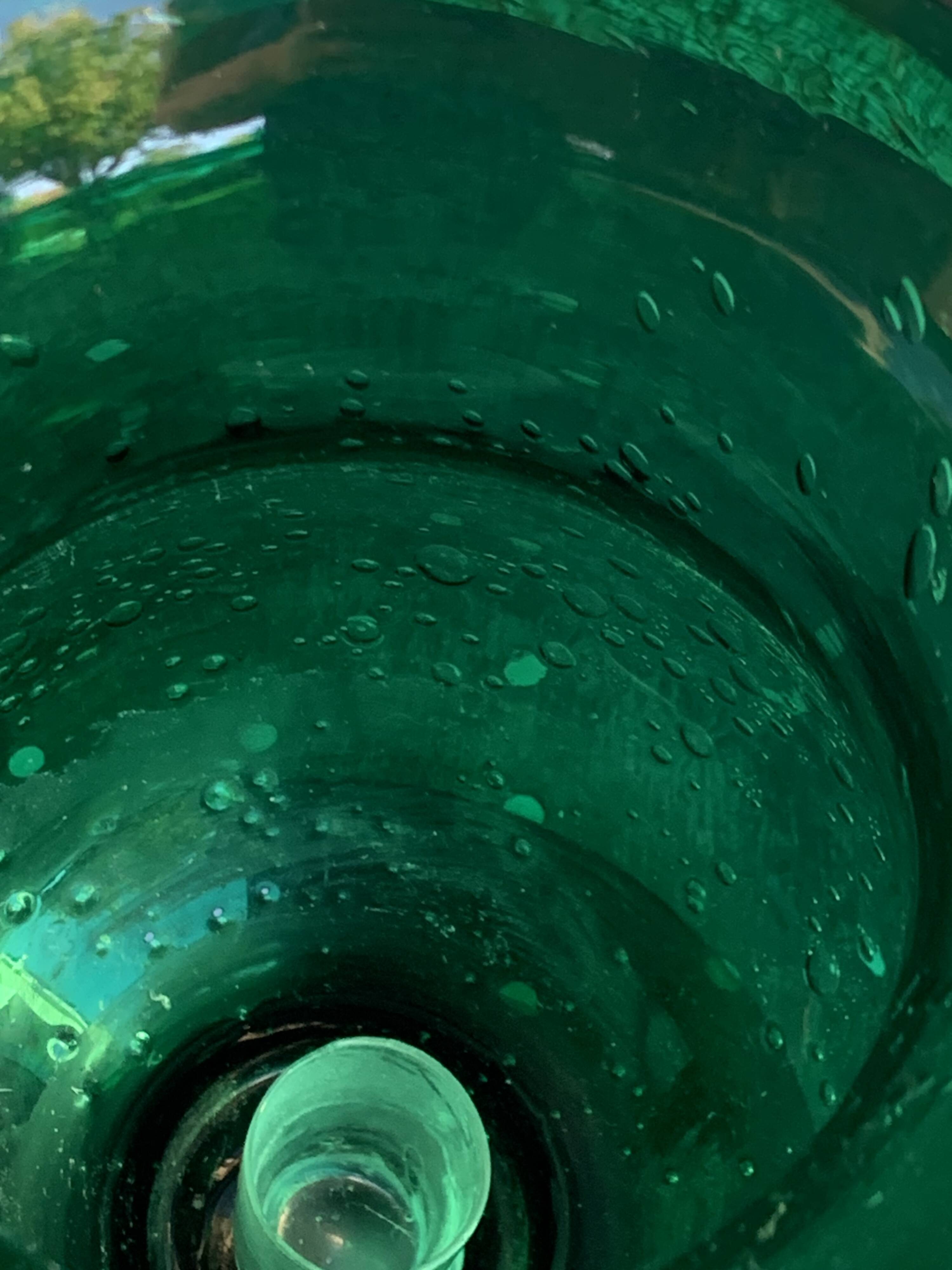 Grand Photophore, Bougeoir en verre soufflé vert, de style verrerie de BIOT, made in france