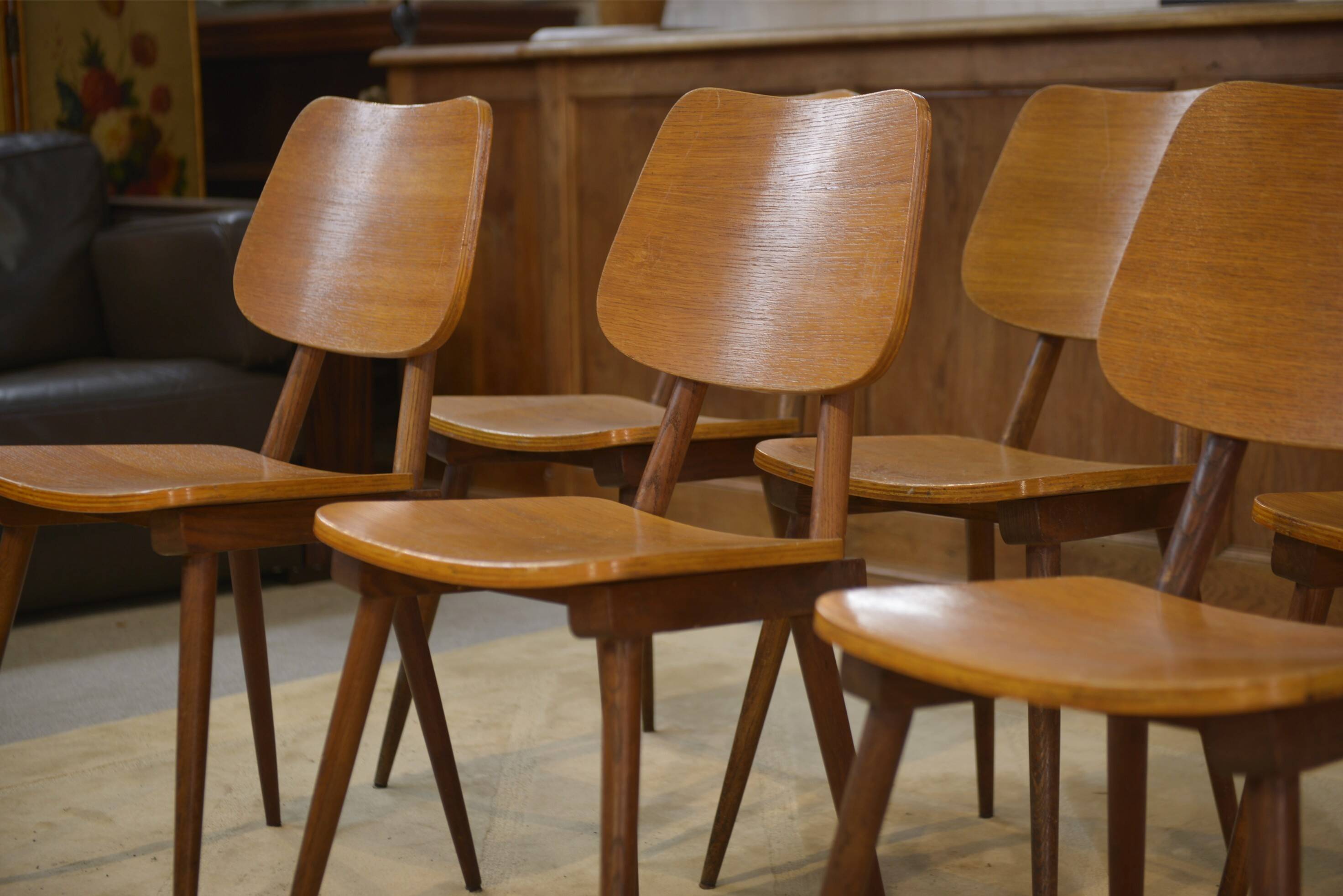 Set of 6 oak chairs from the 1960s.