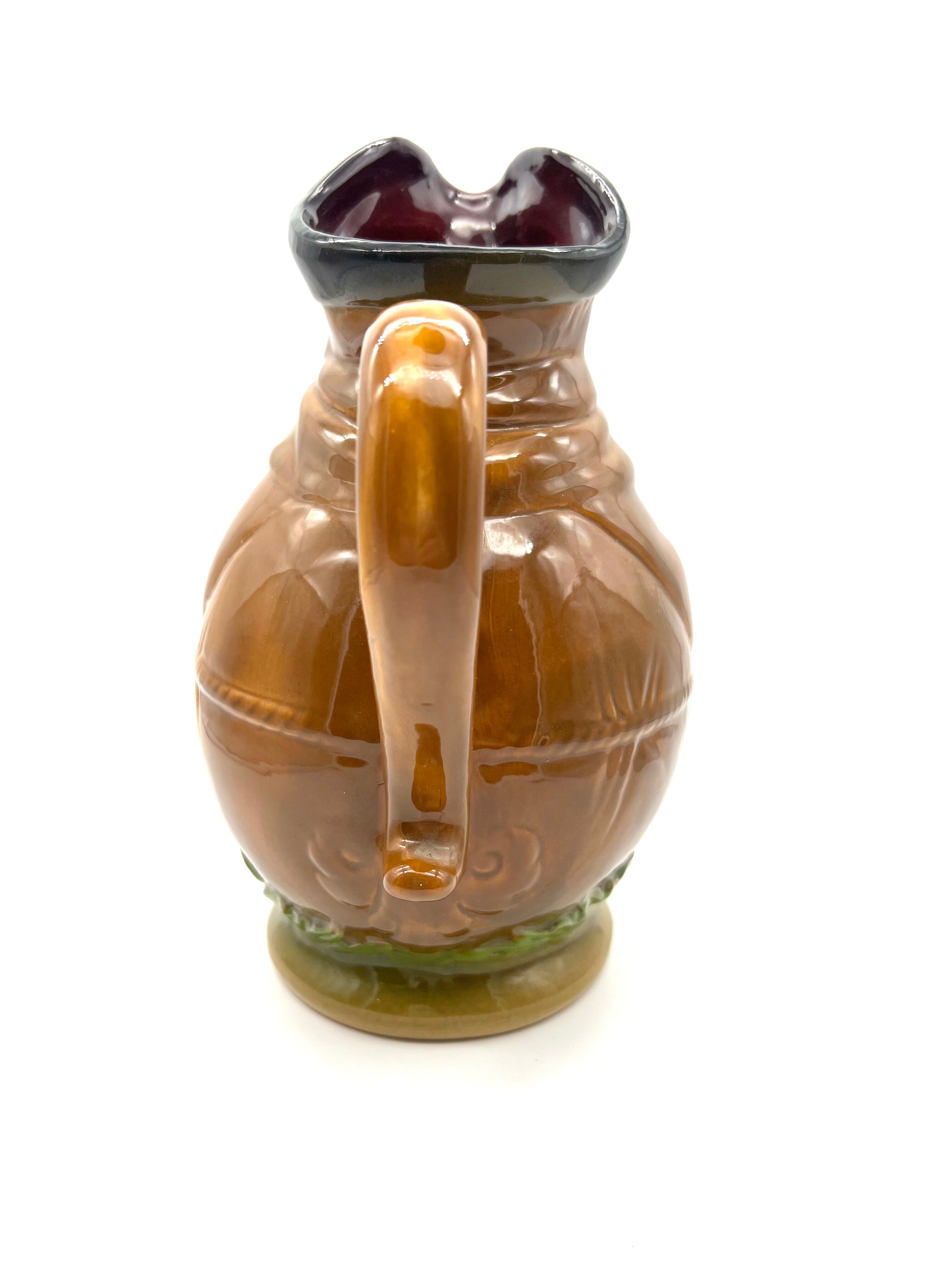 Monk-shaped slurry pitcher