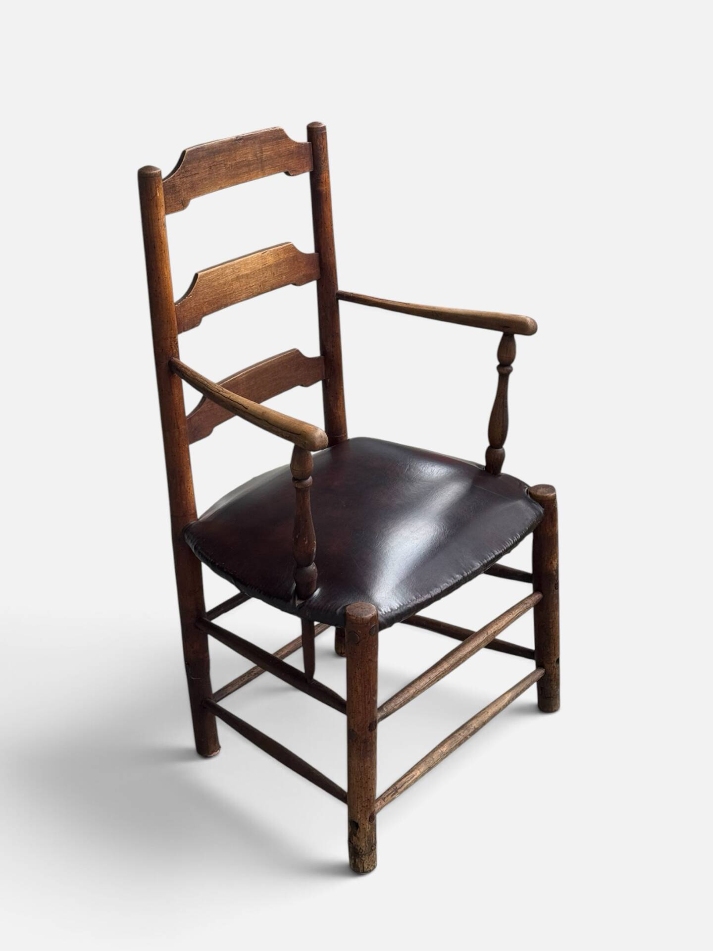 Antique rustic armchair in walnut and leather, 18th century.