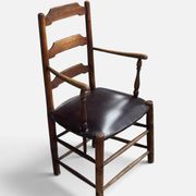 Fauteuil rustique ancien en noyer et cuir, 18e siècle