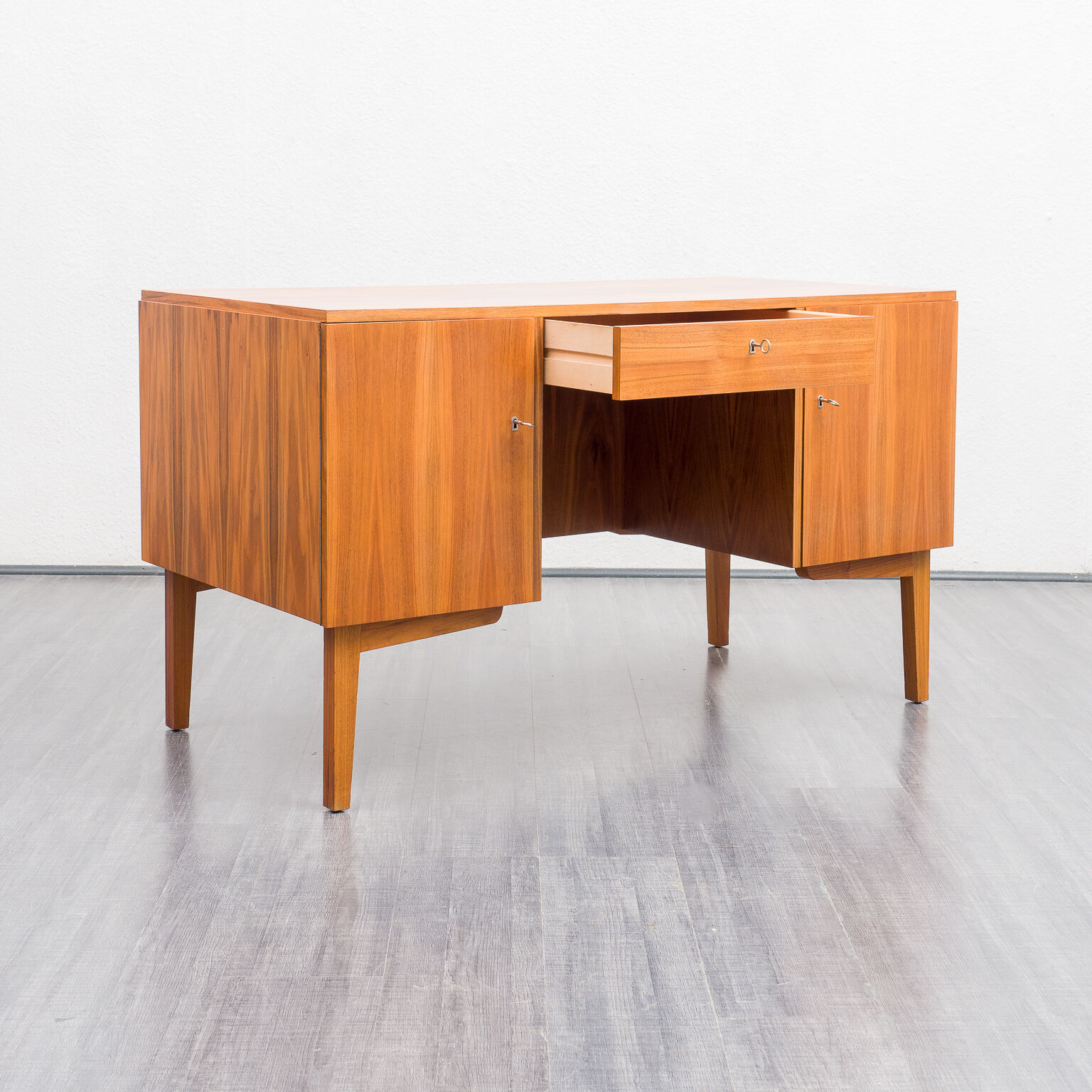 Bureau années 50, noyer, restauré