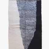 Black and White Rug - 255 x 157 cm