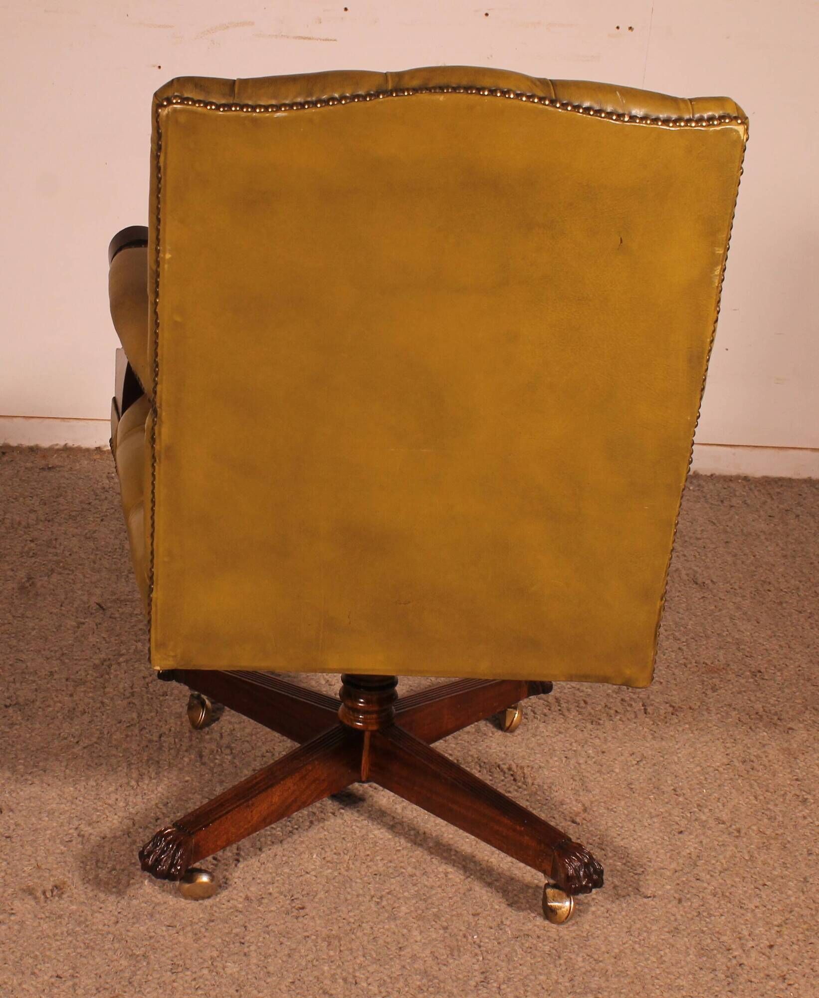 Office Chair Known as Swivel Executive Chair in Mahogany and Leather