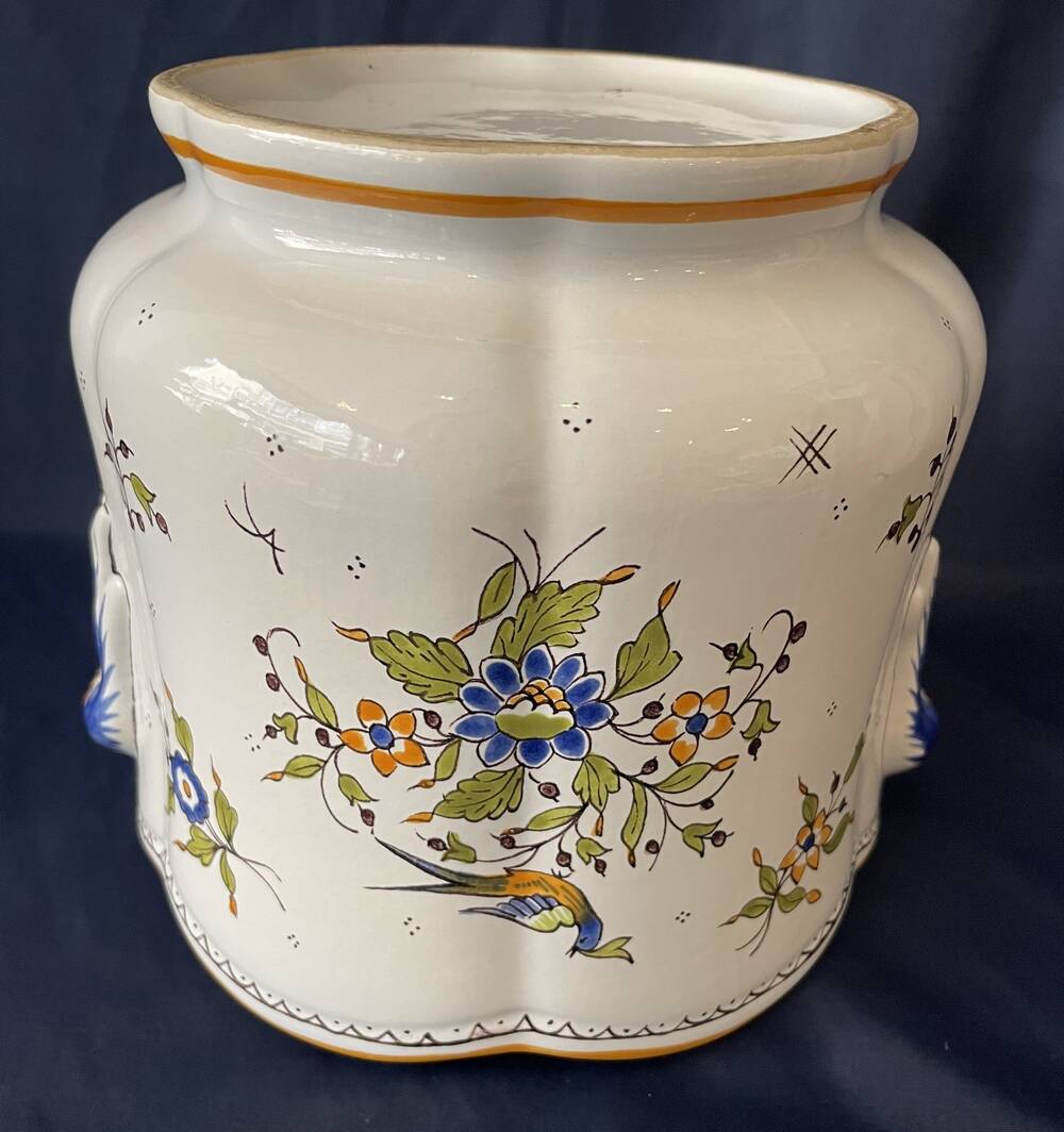 Earthenware cache-pot from Moustiers with bird and floral decoration, interior decor.