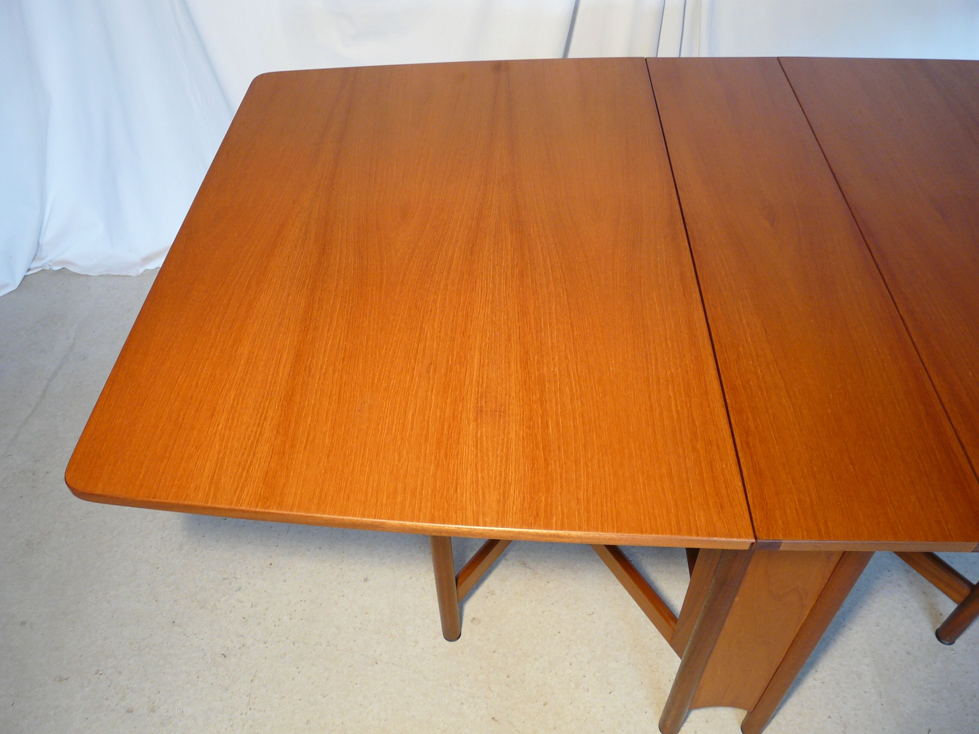 Scandinavian folding table in Mc Intosh teak