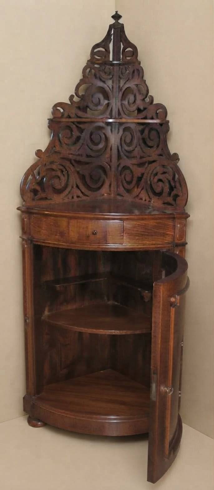 Meuble d'Angle en Bois Placqué en Ronce de Noyer avec Fronton Sculpté