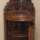 Meuble d'Angle en Bois Placqué en Ronce de Noyer avec Fronton Sculpté