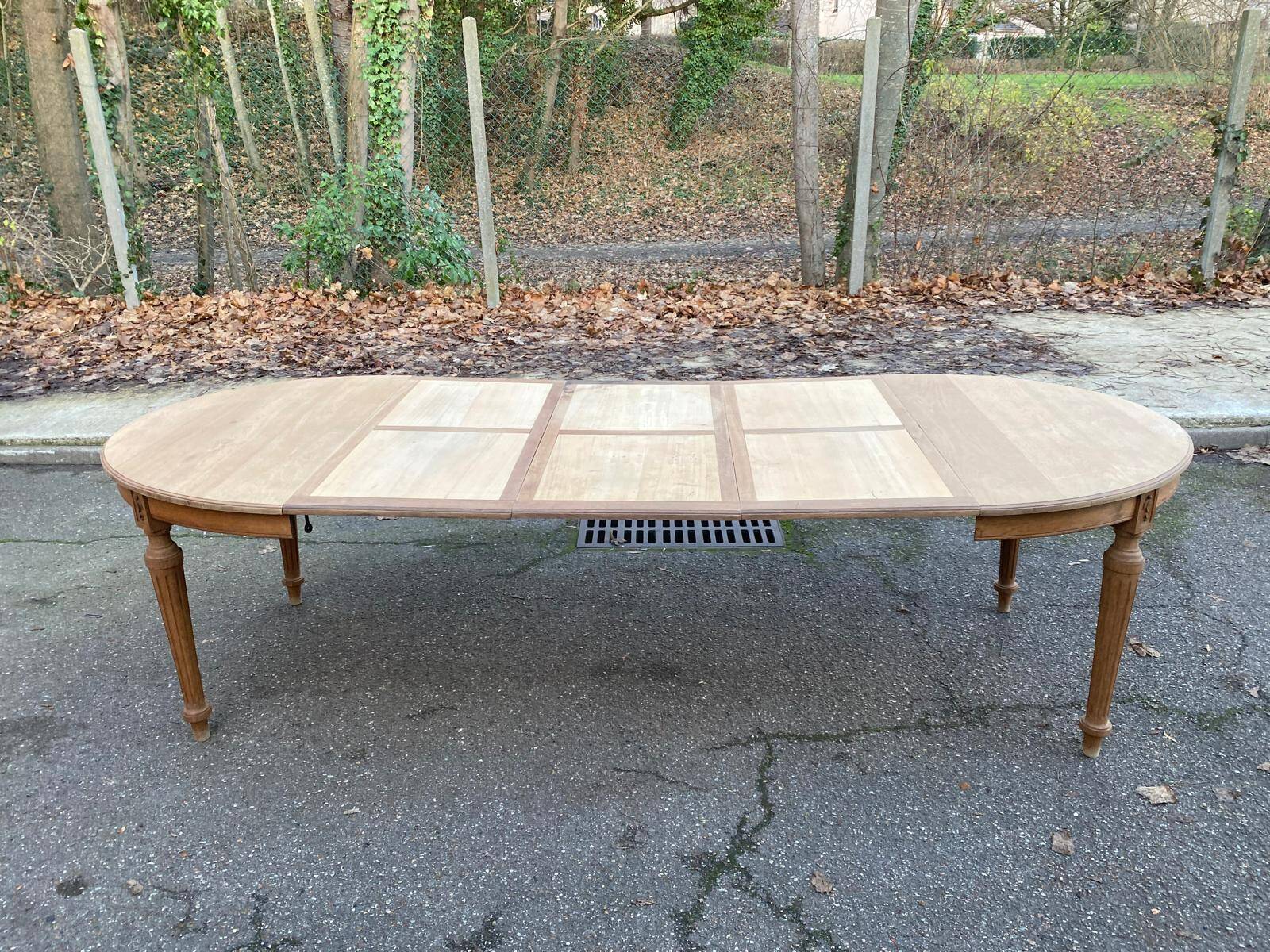 Extendable round Art Deco dining table, restored in solid oak, circa 1950, 280cm