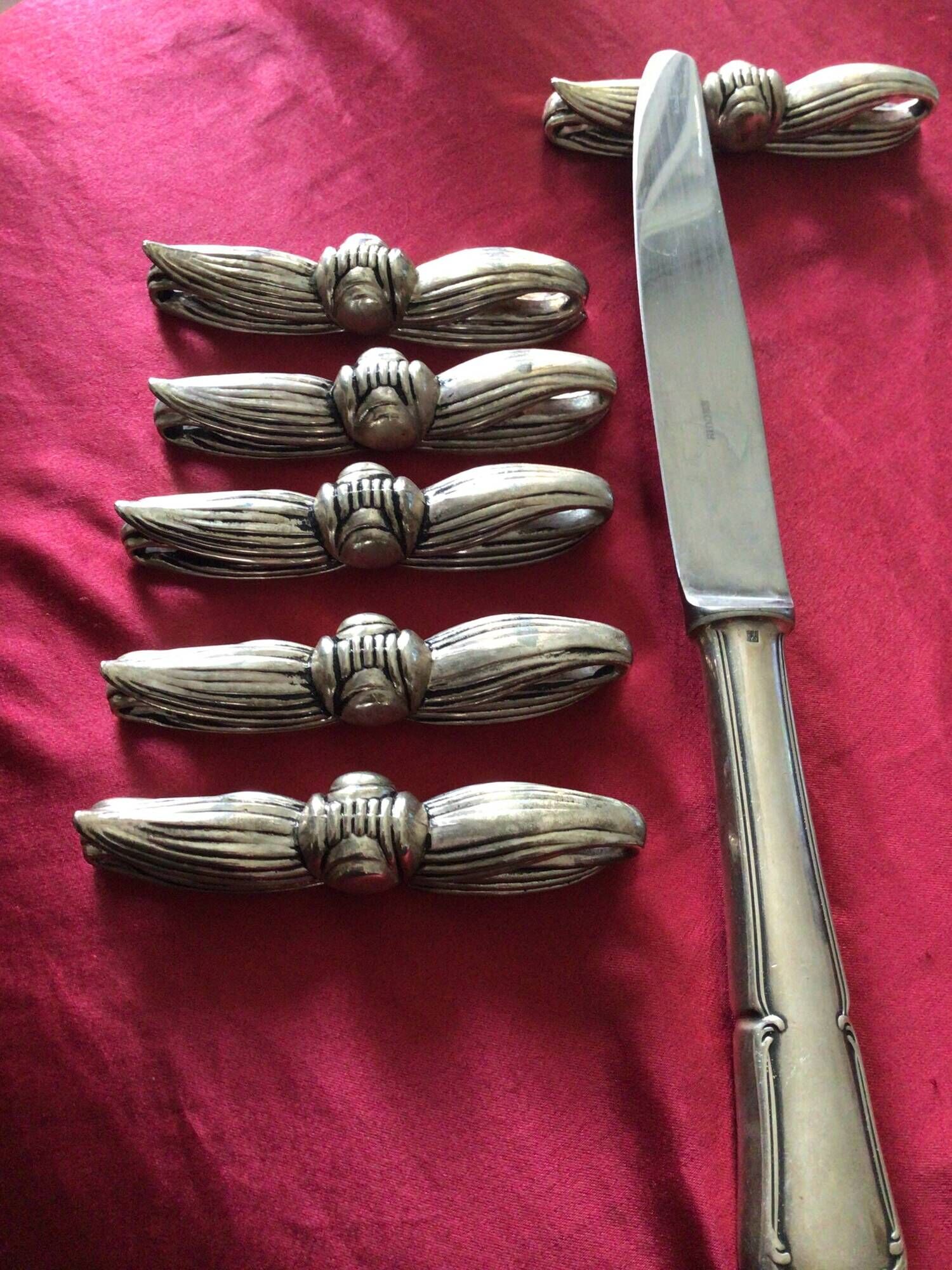Knife holder with bow pattern