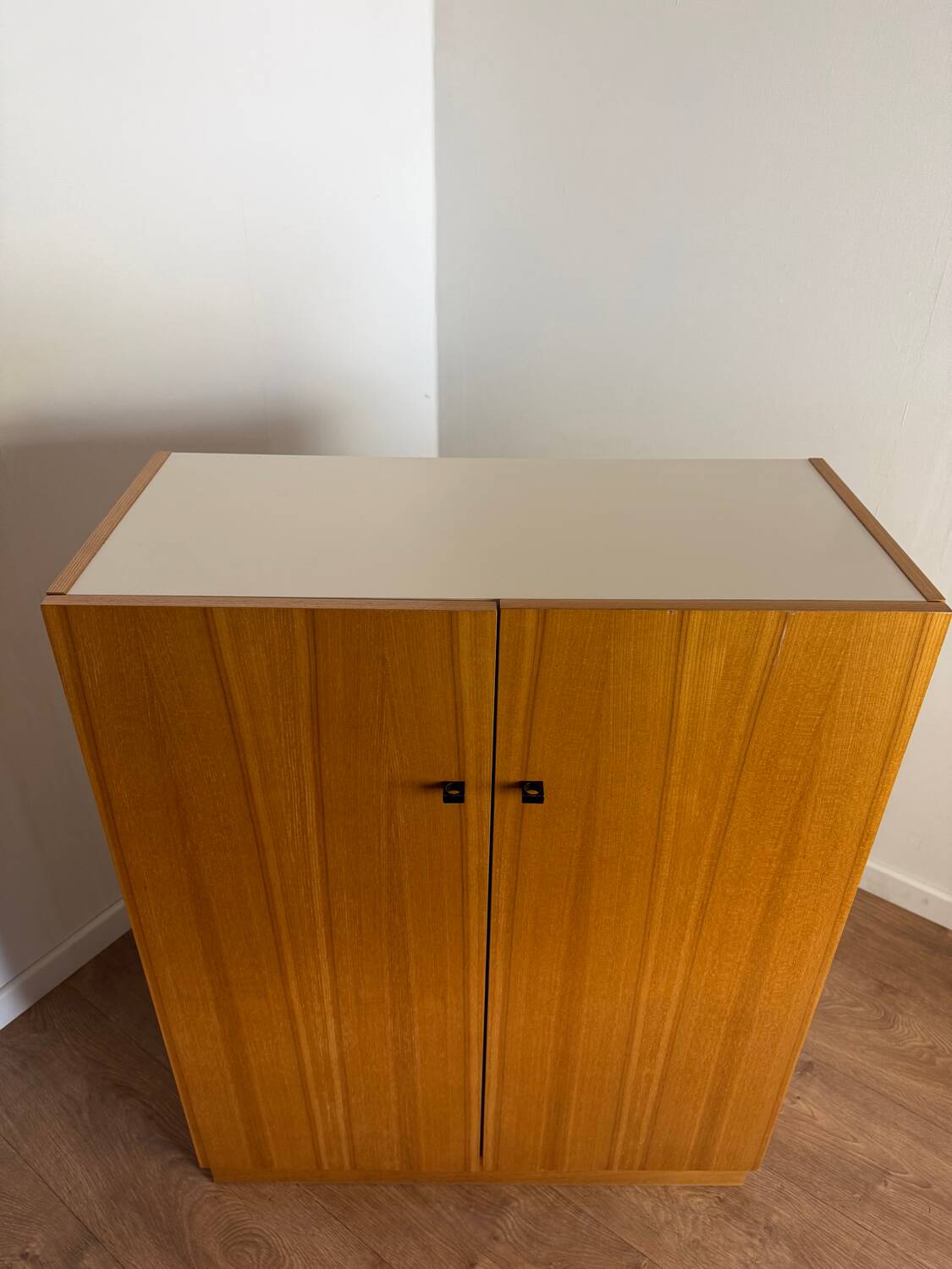 Armoire vintage