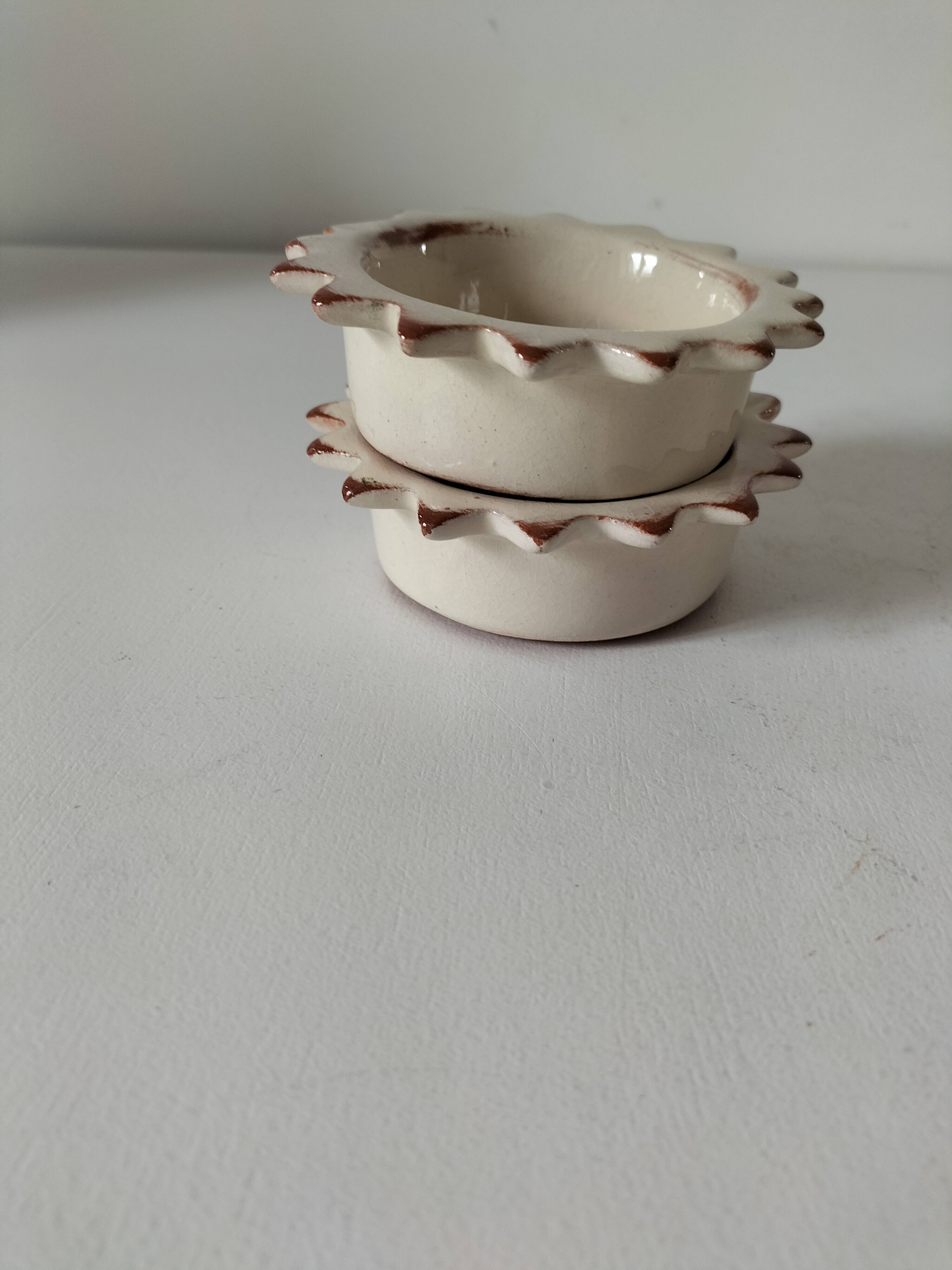 Duo of handmade beige and terracotta earthenware empty pockets