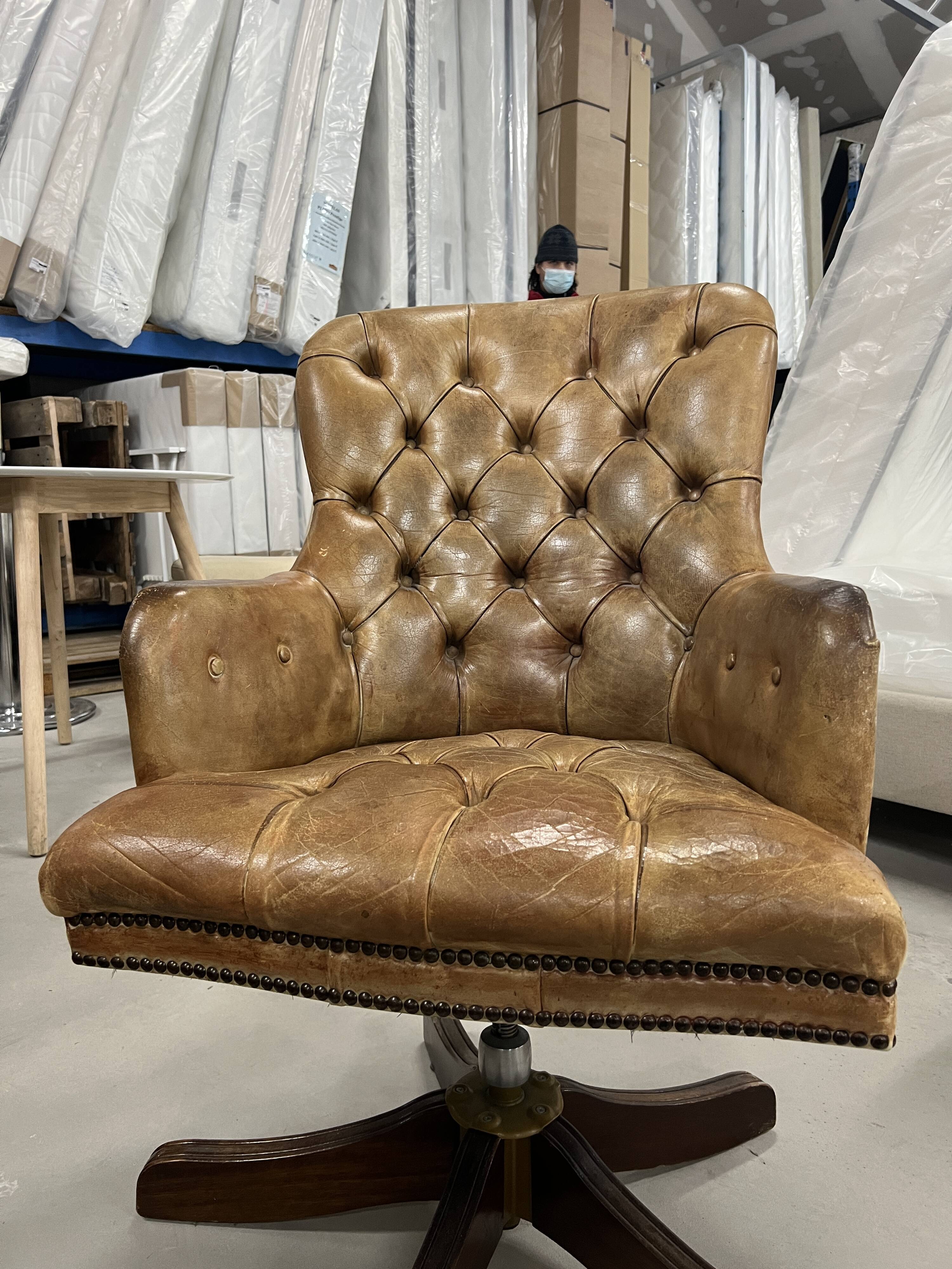 Office chair Chesterfield Gainsborough Chair swivel, in antique gold leather and mahogany