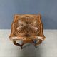 Table d'appoint en bois sculpté antique et élégant