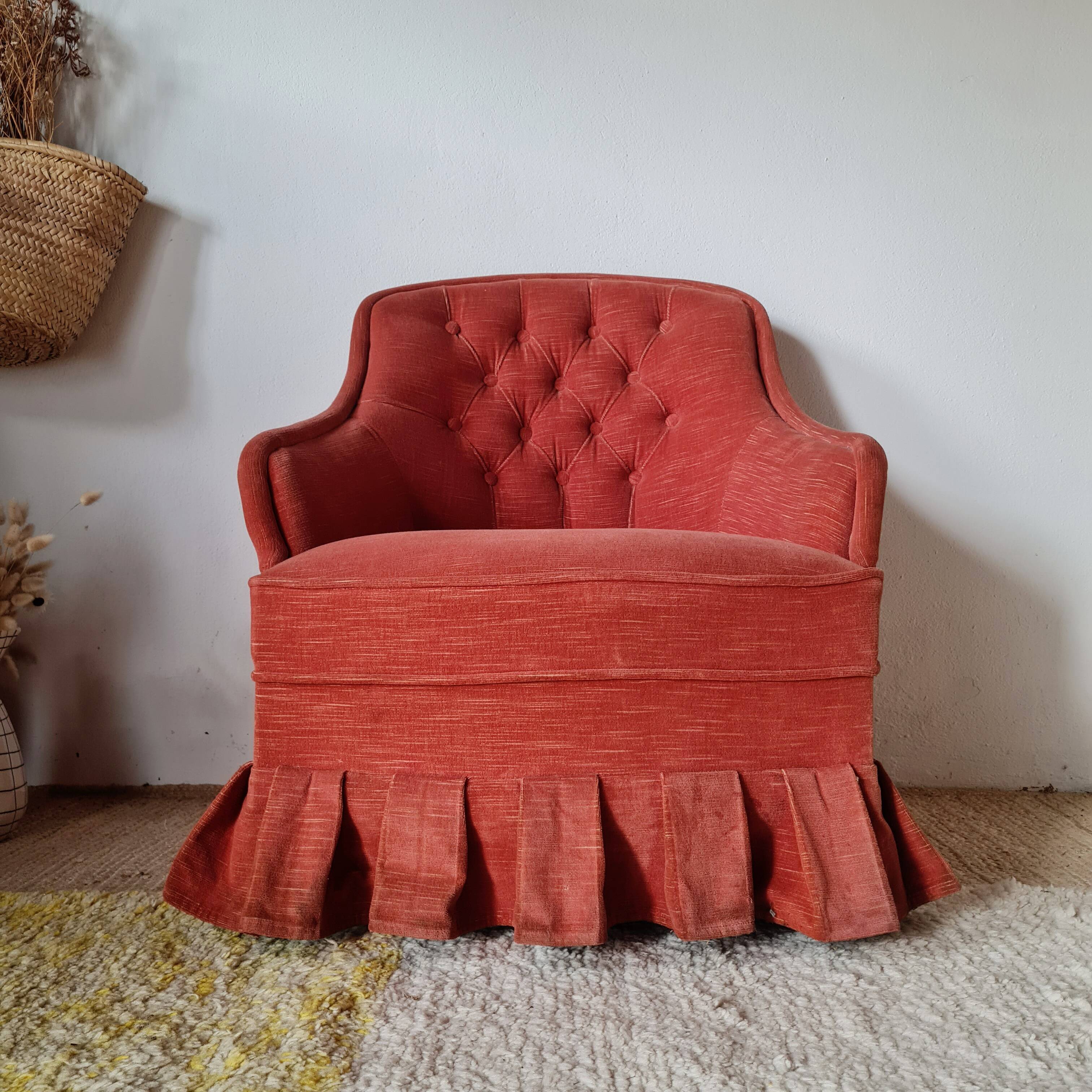 Fauteuil crapaud en velours rouge - jupe