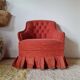 Fauteuil crapaud en velours rouge - jupe