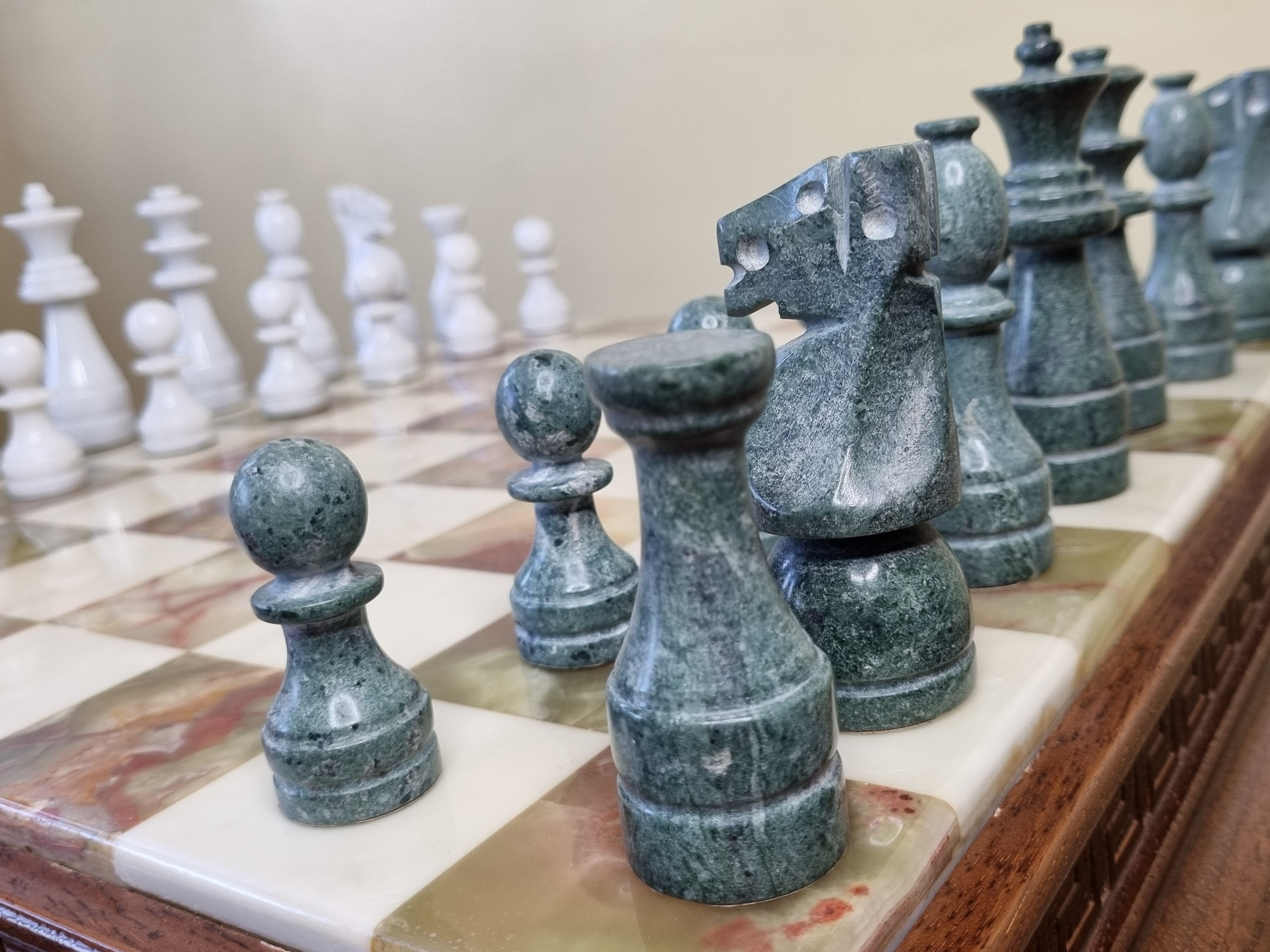 Table et jeu d'échecs en onyx et marbre blanc