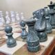 Table et jeu d'échecs en onyx et marbre blanc