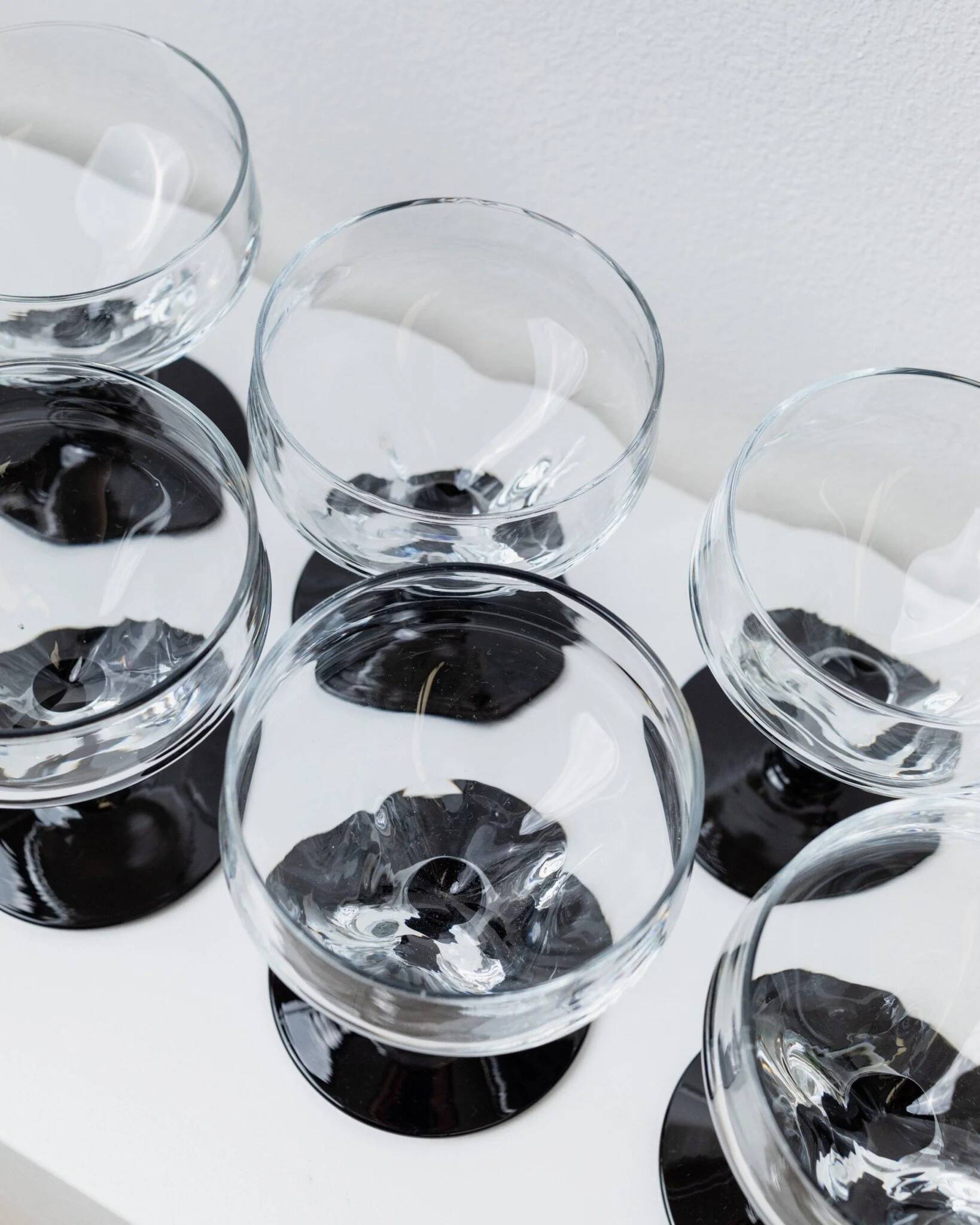 Huit verres à boire en verre noir et transparent – Style postmoderne Memphis, verrerie italienne vintage des années 1980