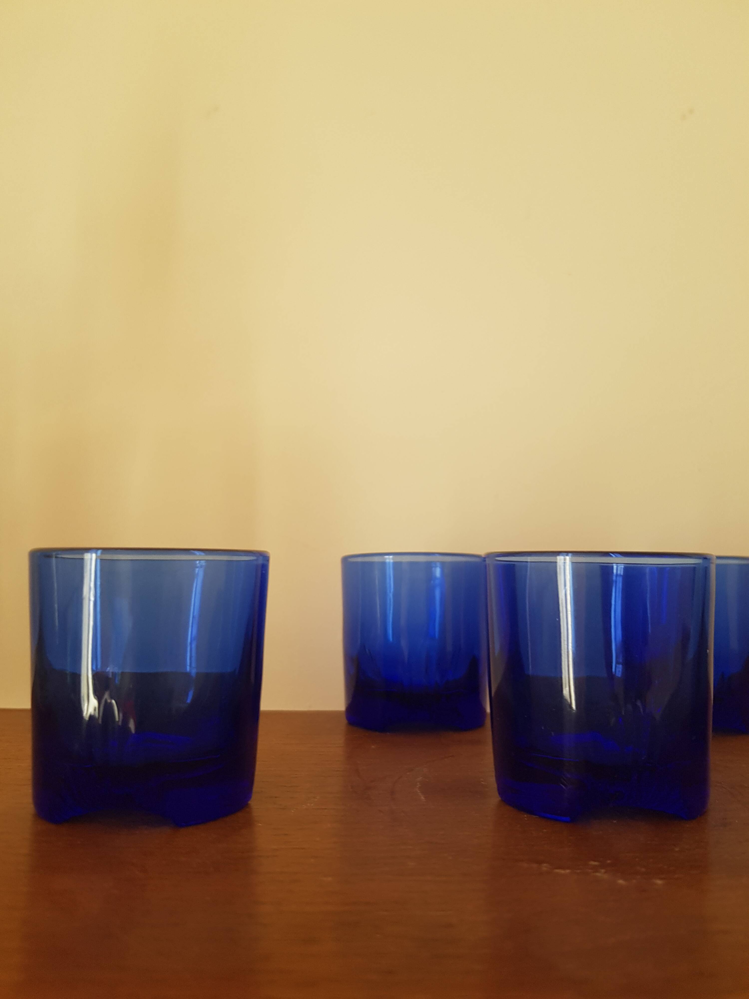 Lors de 5 petits verres en cristal bleu
