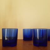 Lors de 5 petits verres en cristal bleu