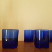 Lors de 5 petits verres en cristal bleu