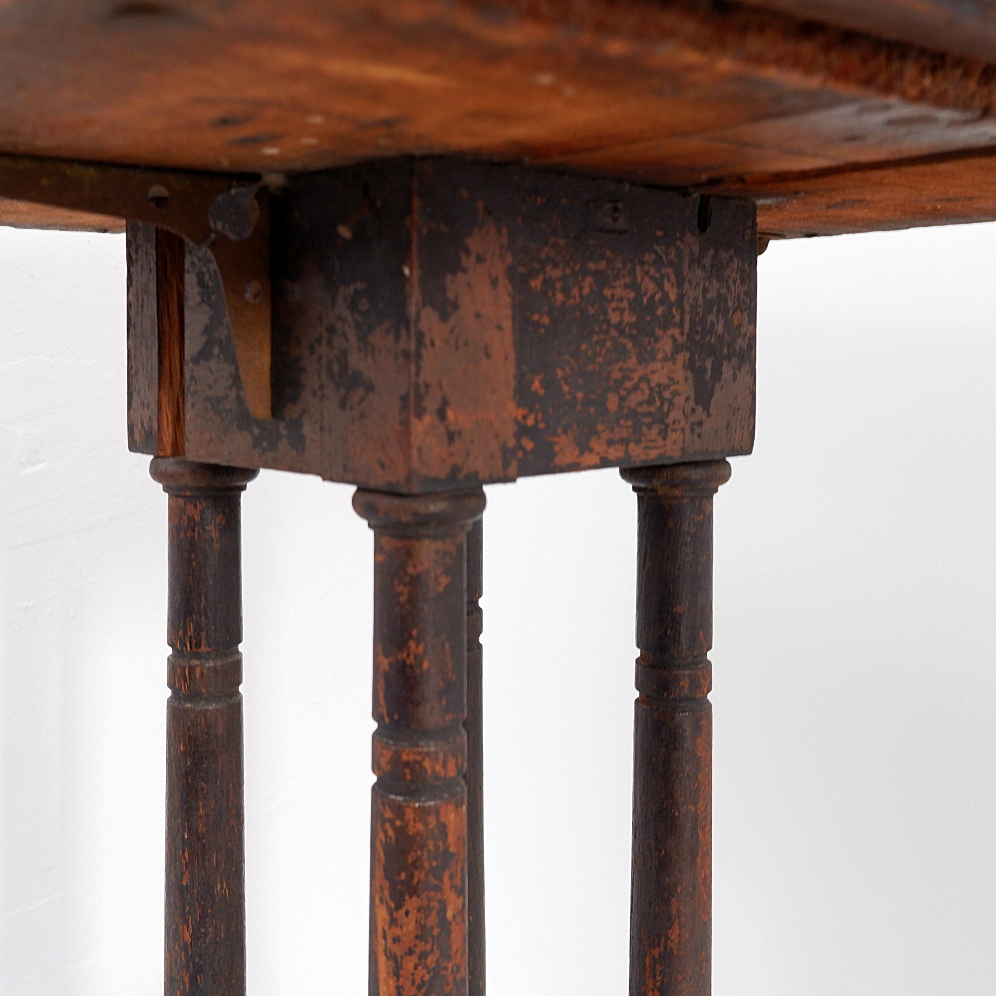 Pedestal table in wood and marble