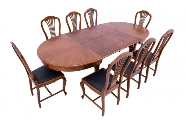 Grande table extensible avec huit chaises, fin du 19e siècle, France. Après rénovation.