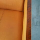 Fauteuil design artdeco en cuir de vache. grand confort et détails uniques