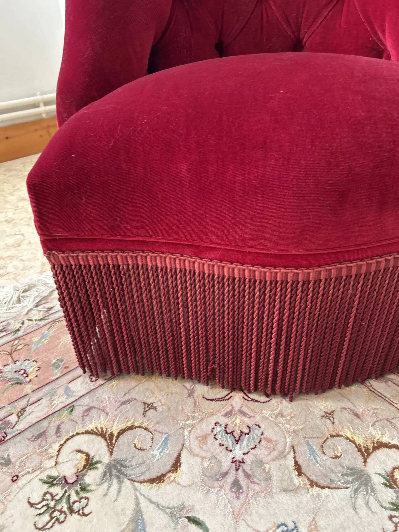 Burgundy velvet armchair – tufted – timeless charm
