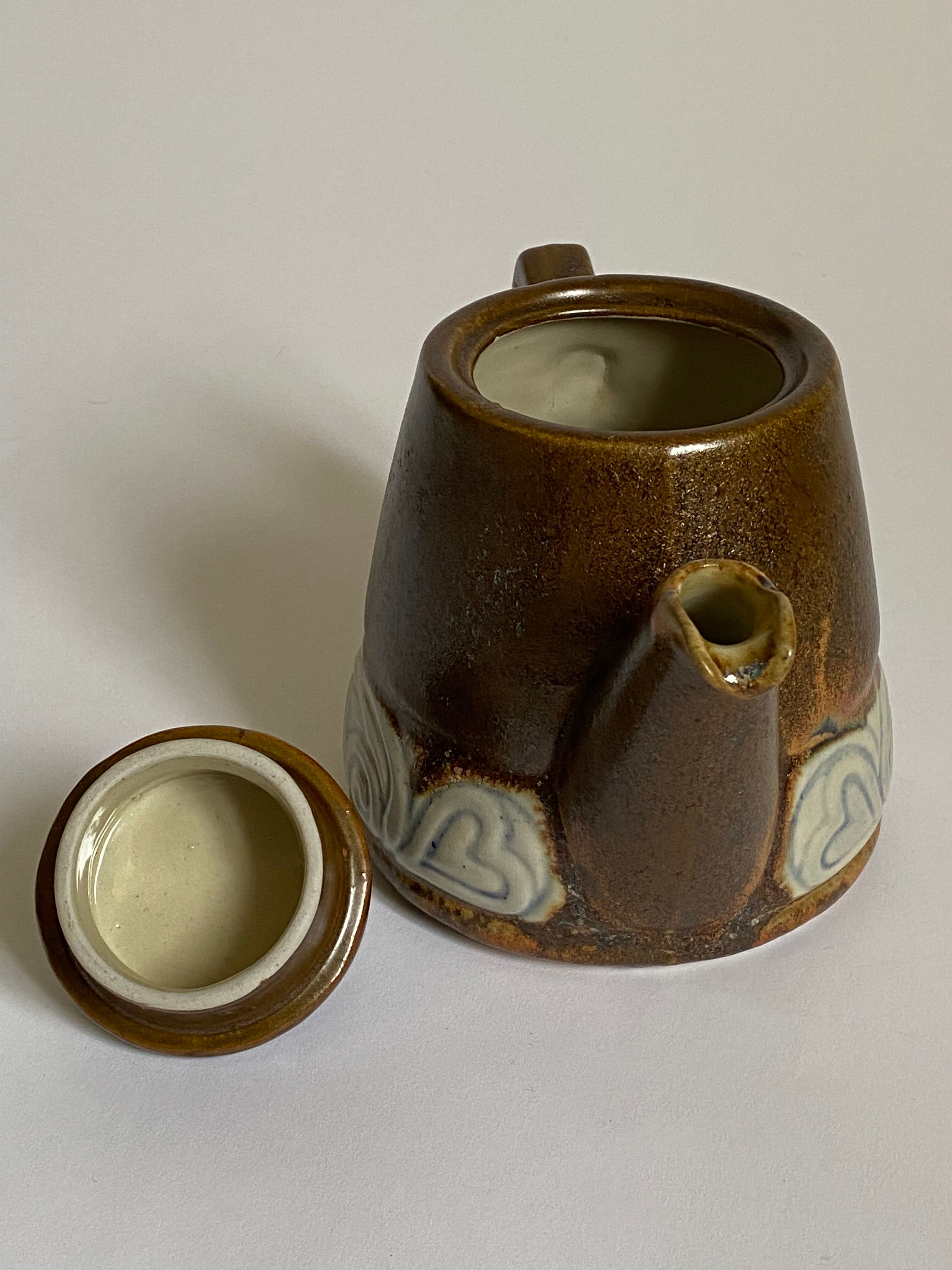 Theiere and milk jar thereof