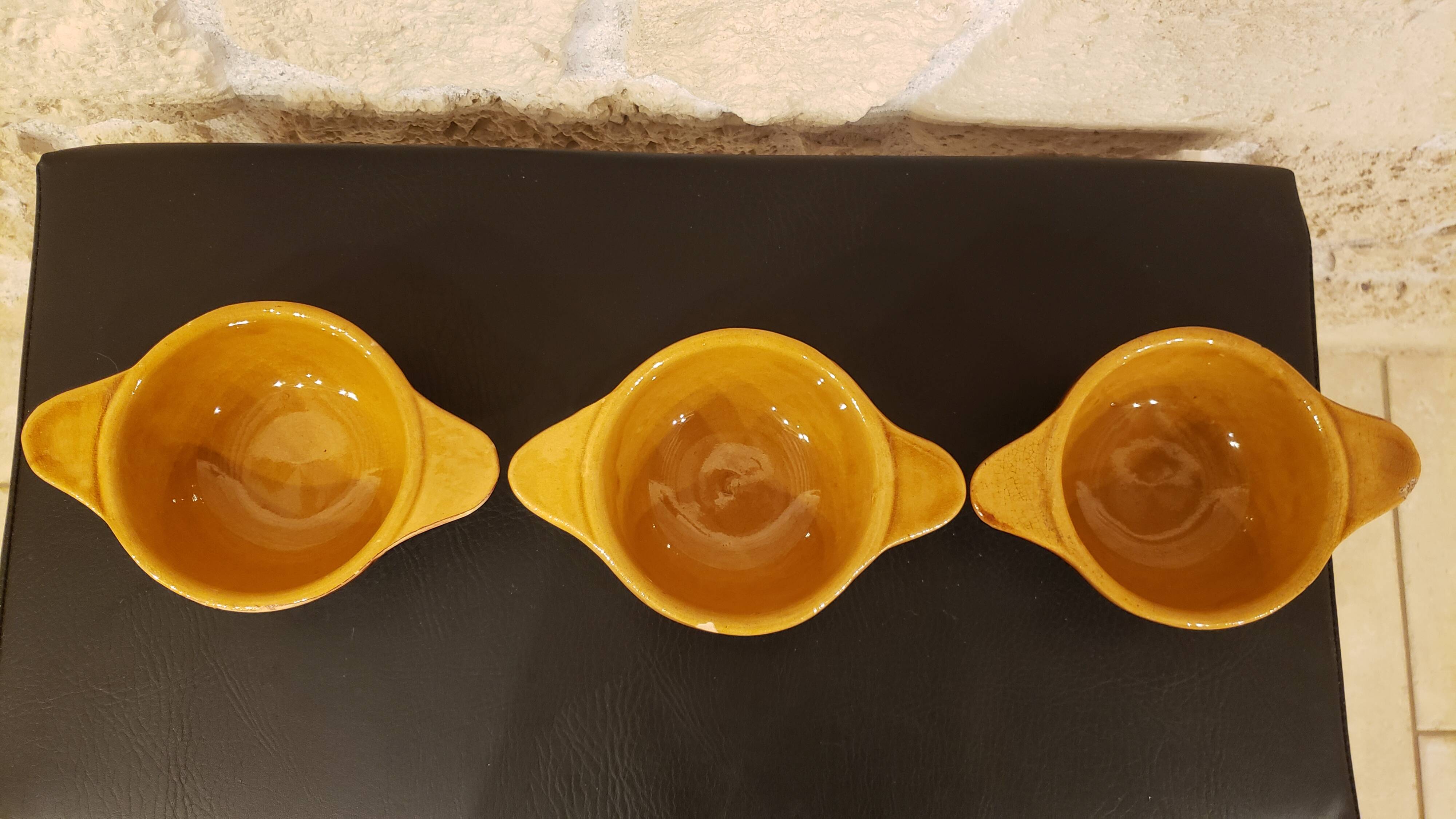 3 two-tone stoneware bowls with handles