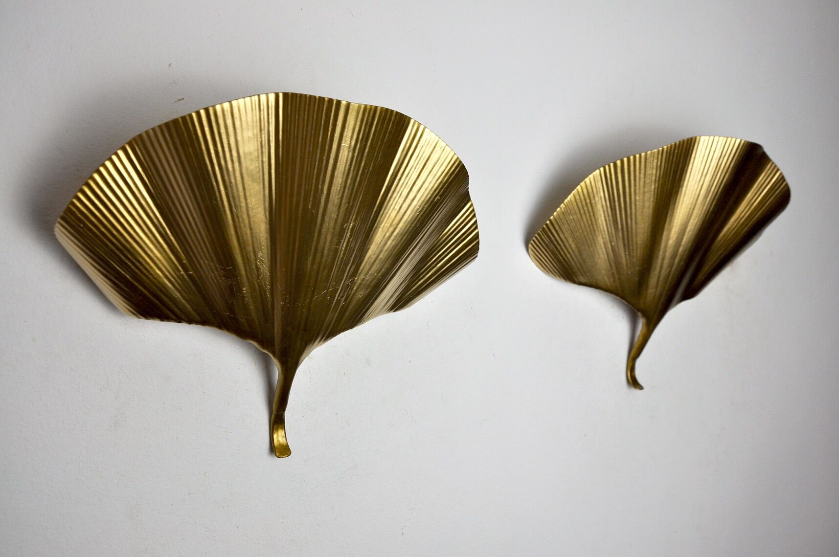 Pair of ginkgo wall lamps, gilded metal, Italy, 1970