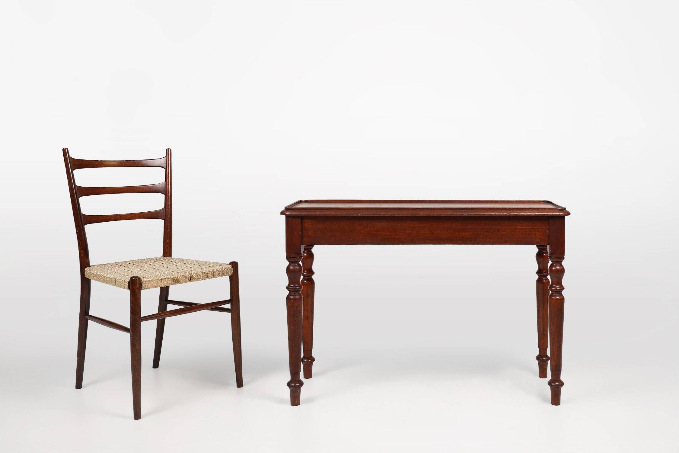 Table d'appoint anglaise élégante du milieu du 19e siècle en bois massif