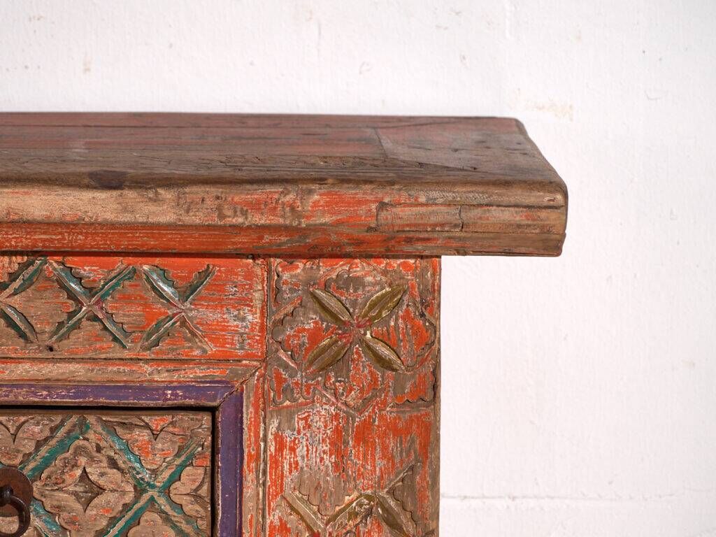 Meuble bas ancien sculpté polychrome en sapin – Xinjiang, vers 1900