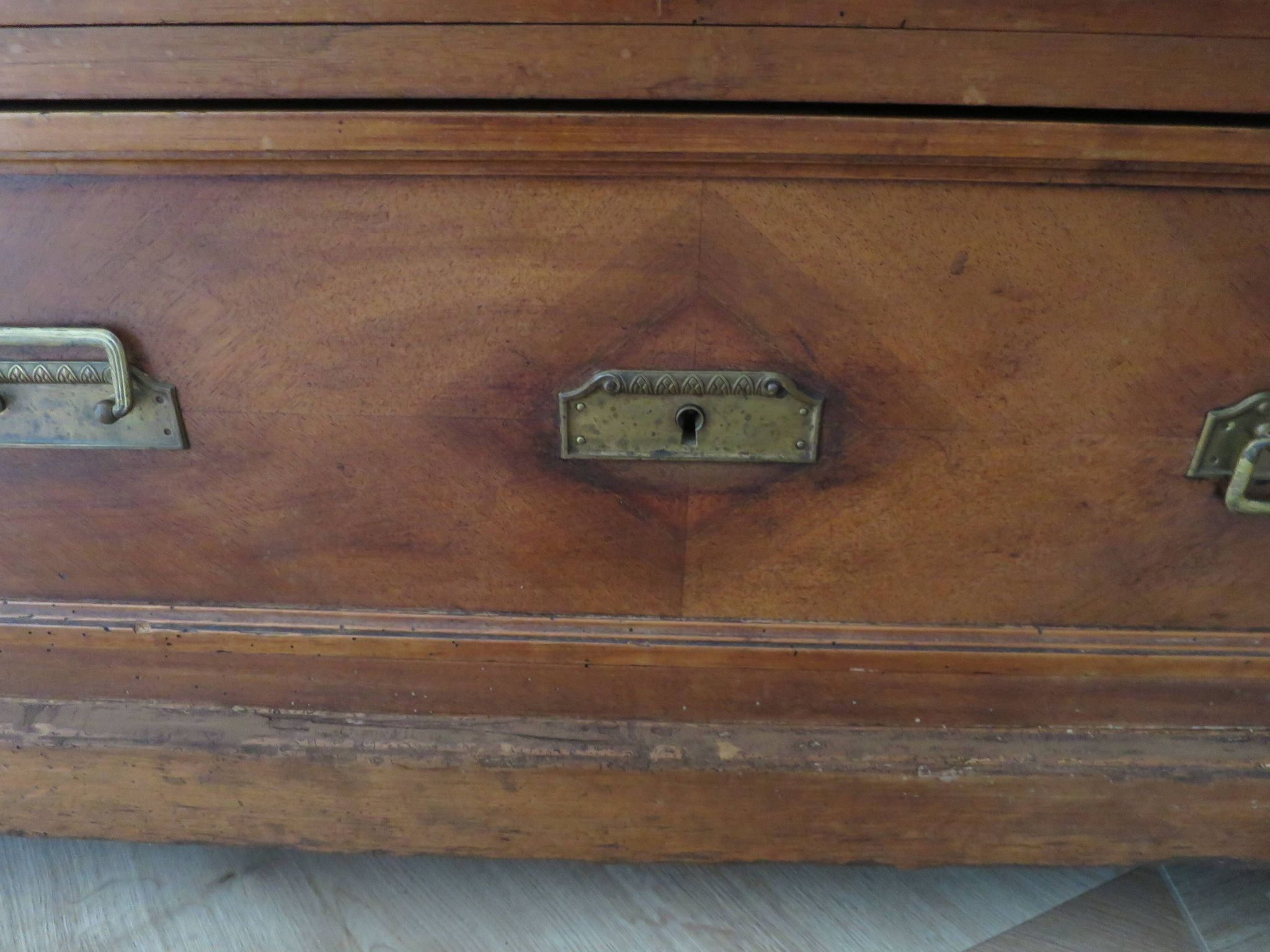 Louis Philippe style chest of drawers with 4 drawers in solid walnut and marble, 1900-1950.