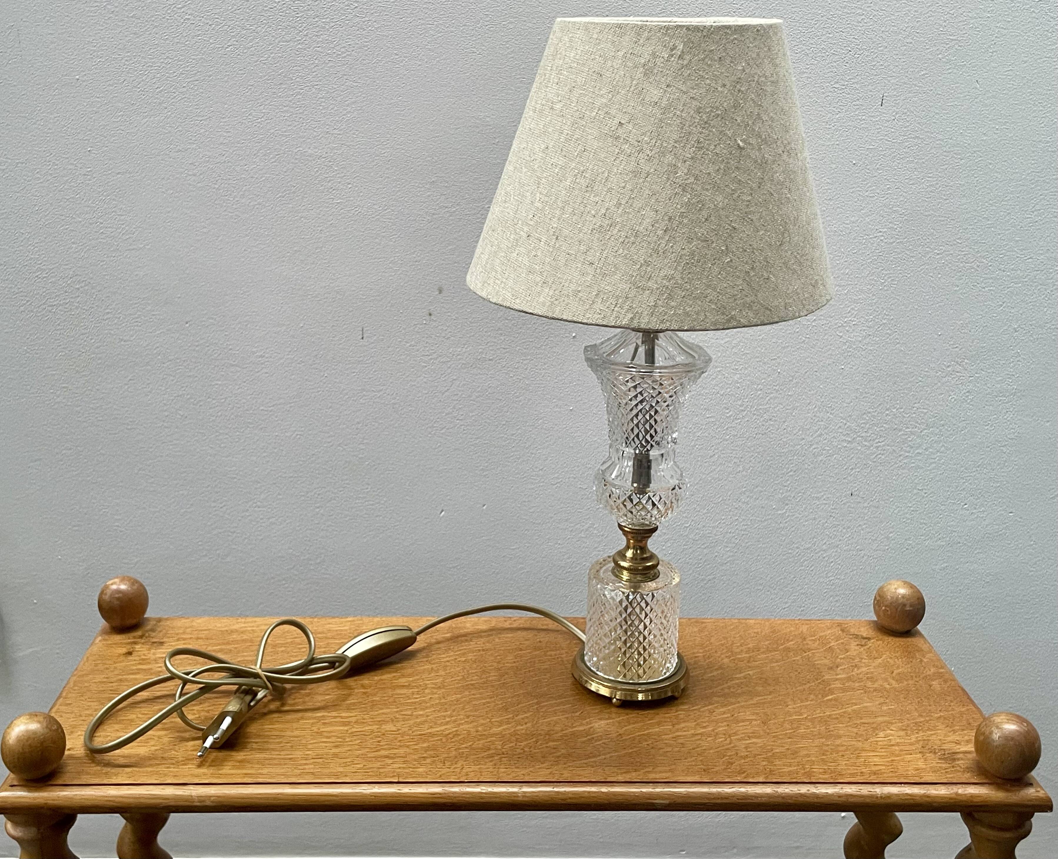 Lampe de table en verre taillé et laiton, circa 1950